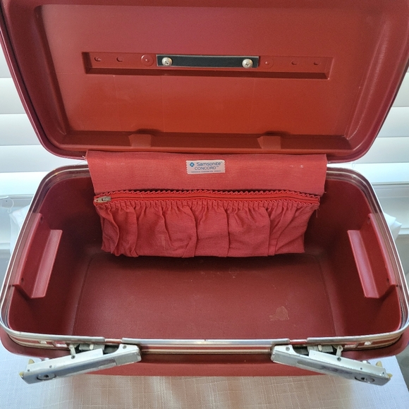 Vintage Red Travel Case - Picture 6 of 13